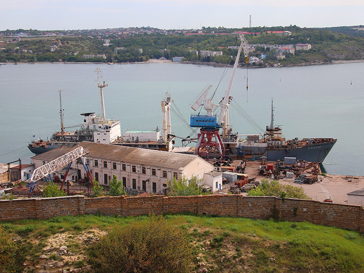 Спасательное судно "Саяны" у причала судоремонтного завода в Севастополе