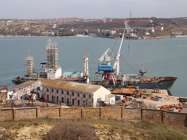 Спасательное судно "Саяны" на ремонте в Севастополе