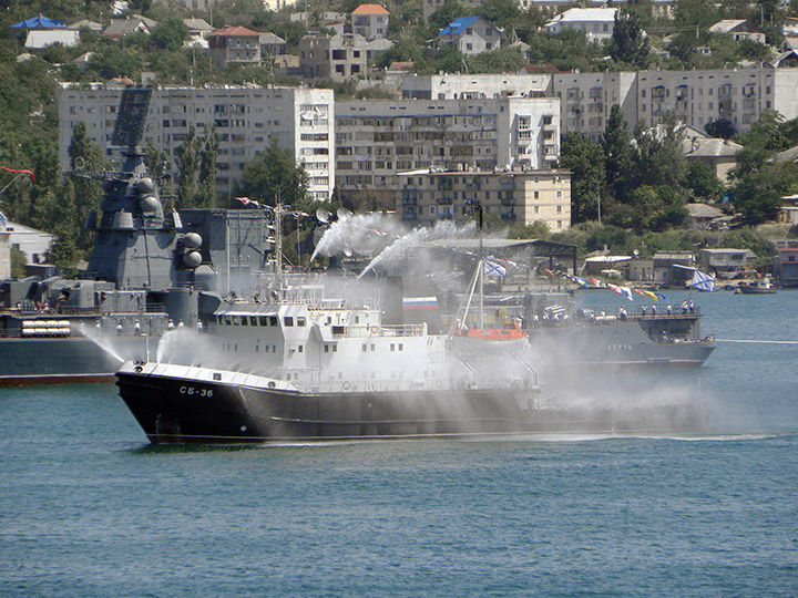 Спасательный буксир "СБ-36" на репетиции военно-морского парада в Севастополе