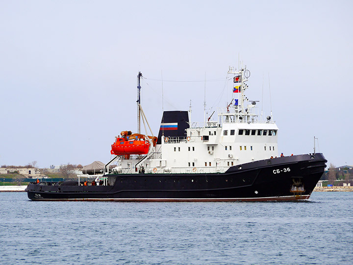 Спасательный буксир "СБ-36" Черноморского флота в Севастопольской бухте