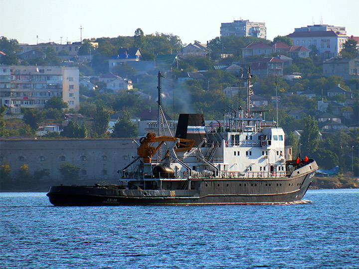 Спасательный буксир СБ-36 в Севастопольской бухте