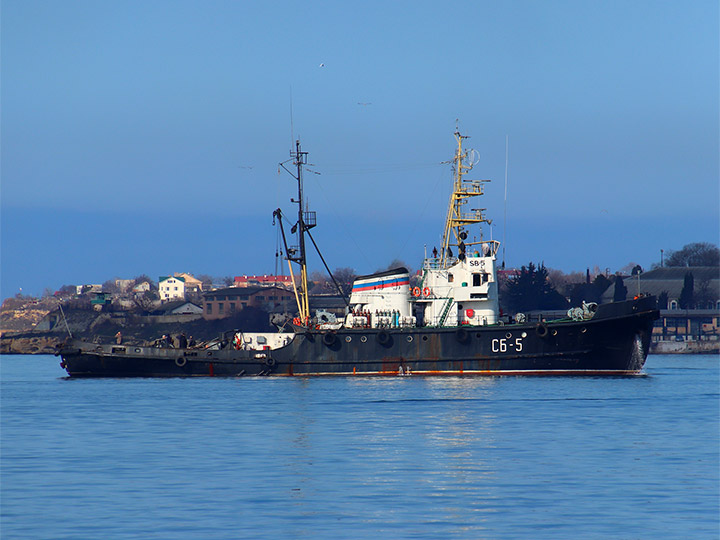 Спасательный буксир СБ-5 Черноморского флота в Севастопольской бухте
