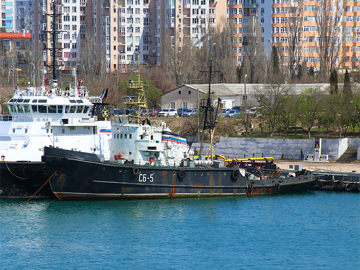 Спасательный буксир СБ-5 Черноморского флота у причала