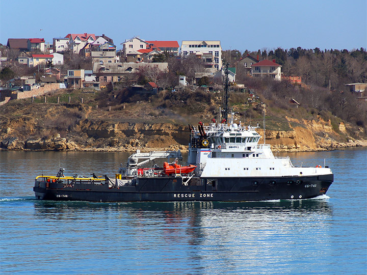 Спасательный буксир СБ-742 в Севастопольской бухте