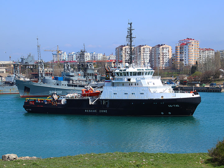 Спасательное буксирное судно СБ-742 ЧФ России