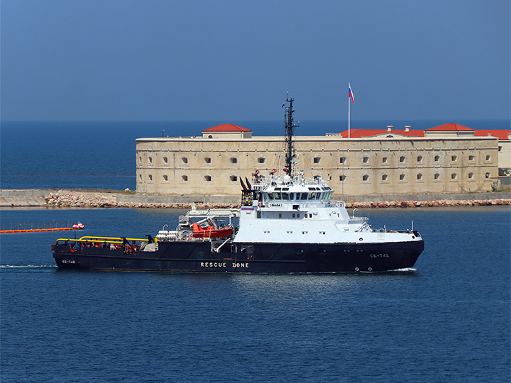 Спасательное буксирное судно СБ-742 заходит в Севастопольскую бухту