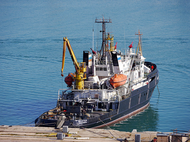 Salvage Tug Shakhter