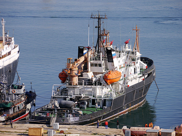 Спасательный буксир "Шахтер" у причала в Севастопольской бухте