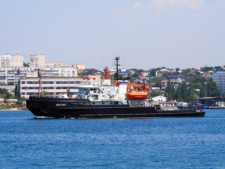Спасательный буксир "Шахтер" на ходу в Севастопольской бухте