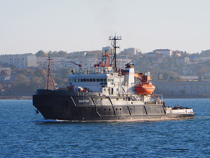 Спасательный буксир "Шахтер" выходит из Севастопольской бухты
