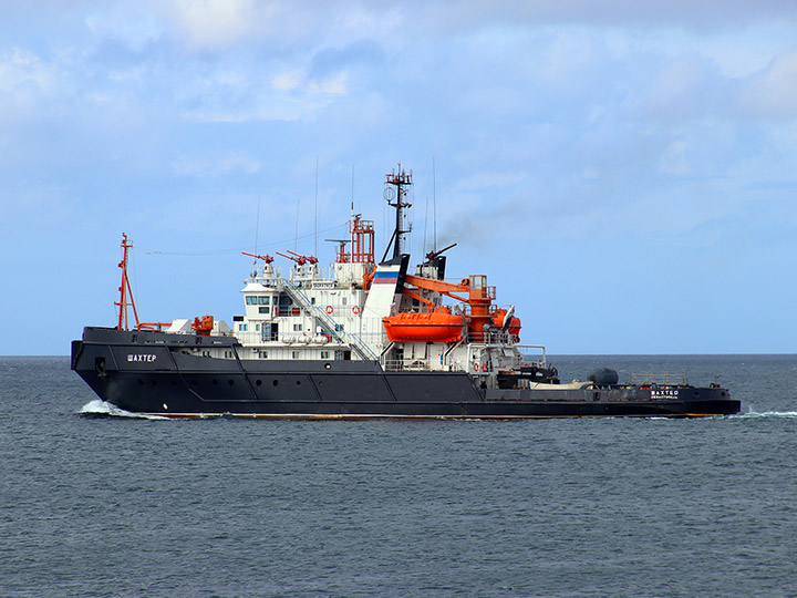 Salvage Tug Shakhter leaves Sevastopol for the sea