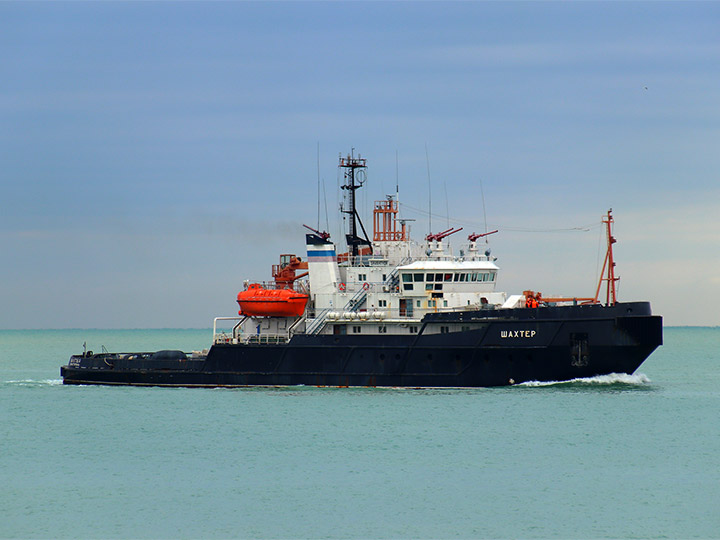 Спасательныйое буксирное судно "Шахтер" Черноморского флота Росиии