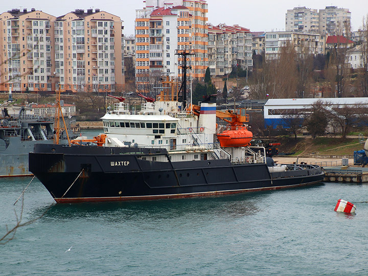 Спасательное буксирное судно "Шахтер" у причала в Севастополе