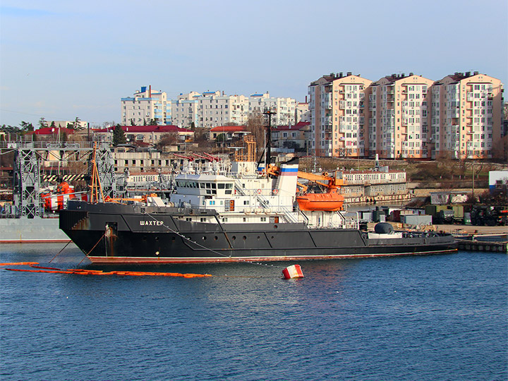 Спасательное буксирное судно "Шахтер" ошвартованное у причала в Севастополе