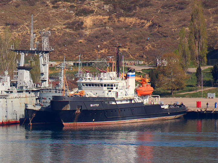 Спасательное буксирное судно "Шахтер" у причала в Севастопольской бухте