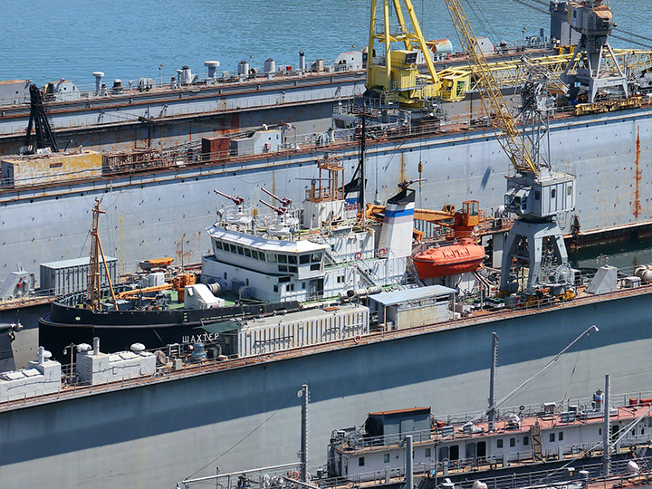 Спасательное буксирное судно "Шахтер" Черноморского флота в плавдоке