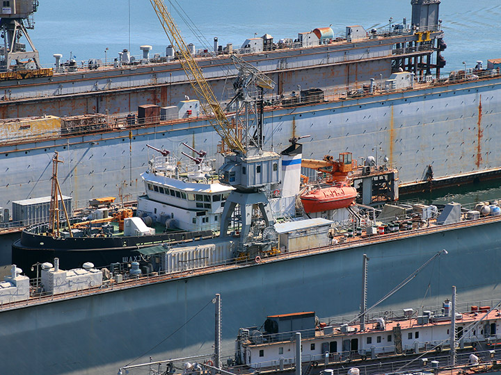Спасательное буксирное судно "Шахтер" Черноморского флота в плавдоке в Севастополе