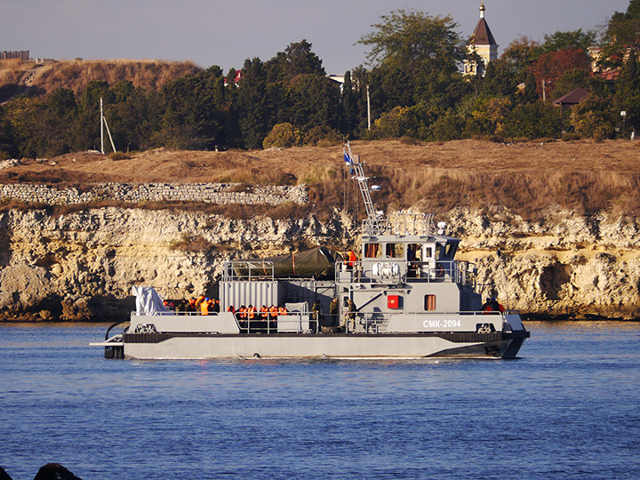 Спасательный многофункциональный катер "СМК-2094" выходит из Карантинной бухты, Севастополь