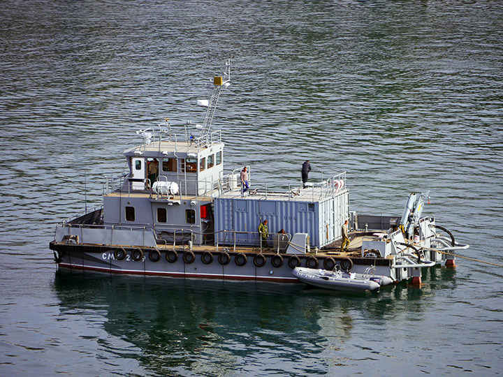 Спасательный многофункциональный катер "СМК-2169" заводят в Севастопольскую бухту