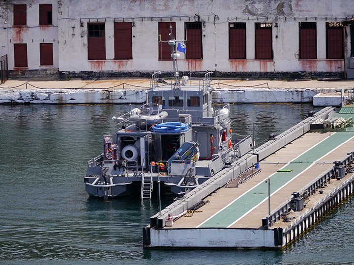 Катер "СМК-2169" Черноморского флота в Южной бухте Севастополя
