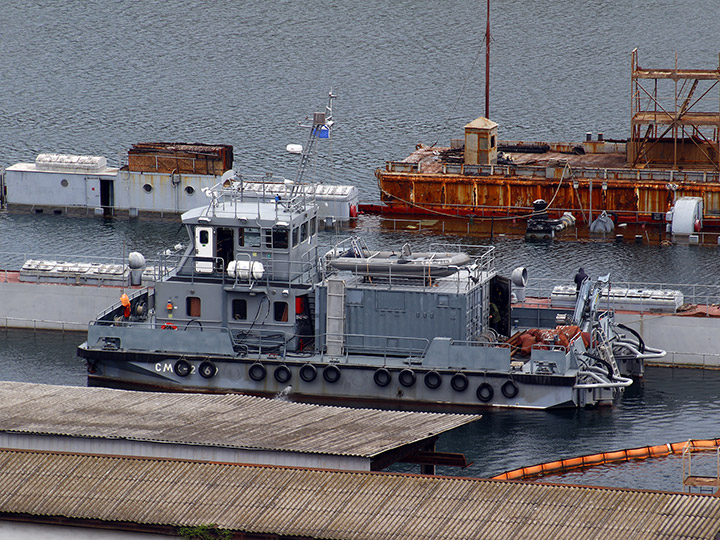 Спасательный многофункциональный катер "СМК-2169" в Южной бухте Севастополя