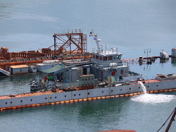 Спасательный многофункциональный катер СМК-2169 за работой на затонувшем плавдоке ПД-16
