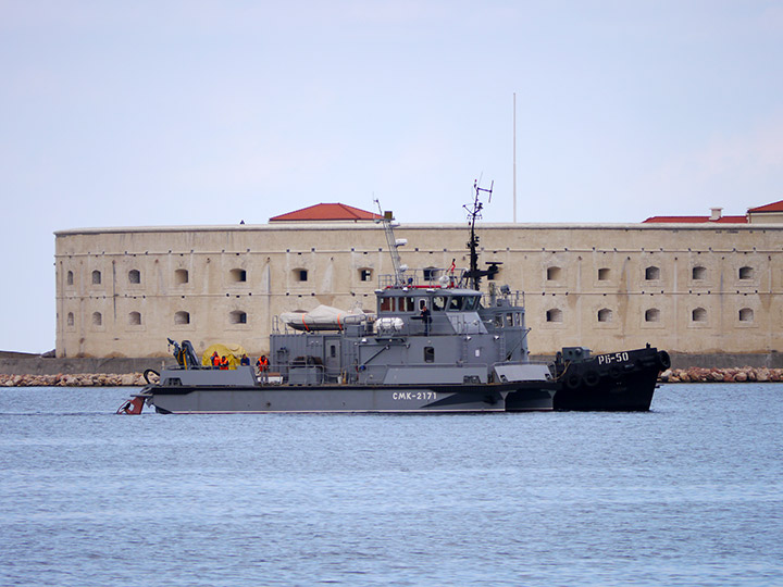 Спасательный многофункциональный катер "СМК-2171" заводят в Севастопольскую бухту