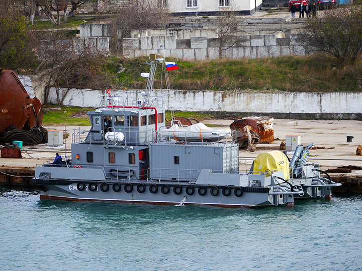 Спасательный многофункциональный катер "СМК-2171" у причала