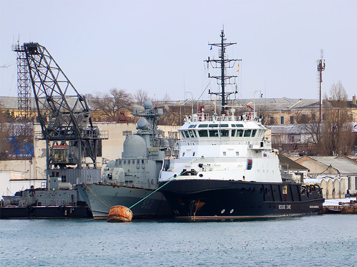 Спасательное буксирное судно "Спасатель Василий Бех" - крайнее справа
