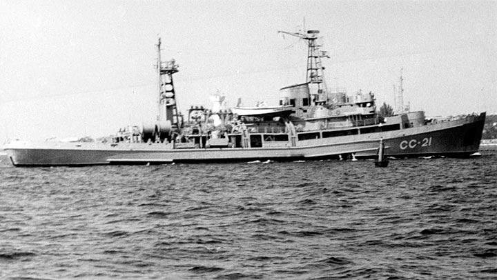 Спасательное судно "СС-21" заходит в Севастопольскую бухту