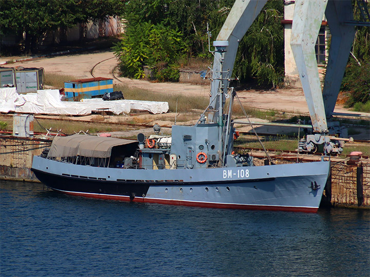 Водолазное морское судно ВМ-108 Черноморского флота в Севастополе