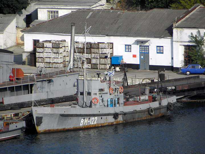 Водолазное морское судно ВМ-122 у причала