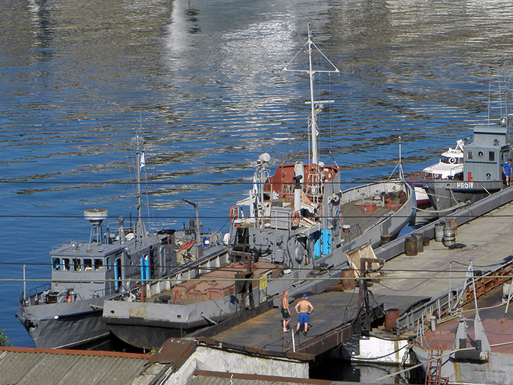 Водолазное морское судно ВМ-122 у причала в Южной бухте Севастополя