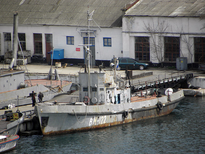 Водолазное морское судно ВМ-122 у причала в б.Южнная, Севастополь