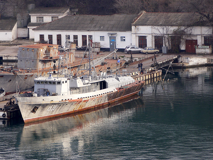 Затонувшее водолазное морское судно ВМ-122 - видна мачта из воды справа