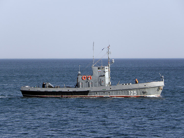 Водолазное морское судно "ВМ-125" в море