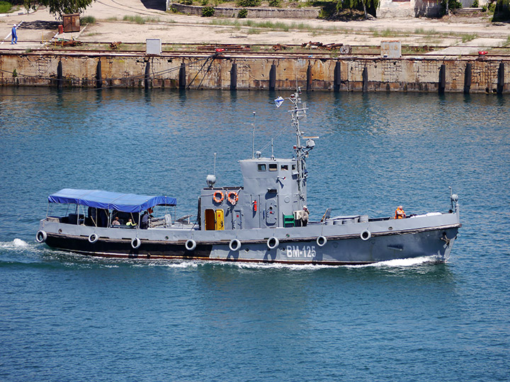 Водолазное морское судно "ВМ-125" на ходу