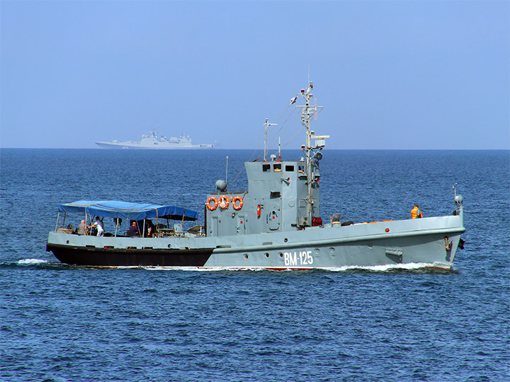 Водолазное морское судно "ВМ-125" Черноморского флота на ходу