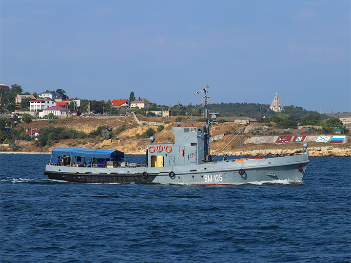 Водолазное морское судно ВМ-125 в Севастопольской бухте