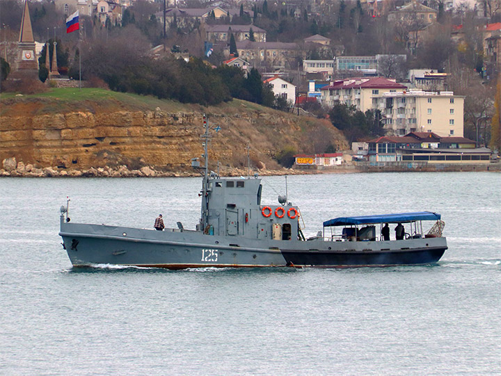 Водолазное морское судно ВМ-125 на фоне Северной стороны Севастополя