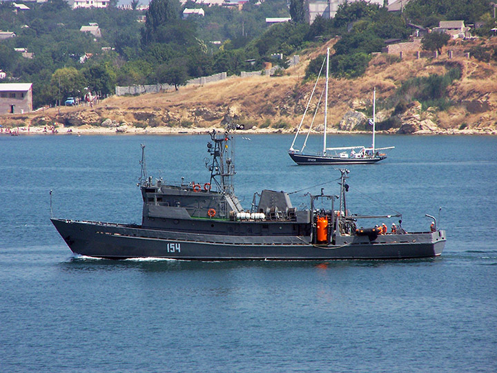 Водолазное морское судно "ВМ-154" с левого борта 