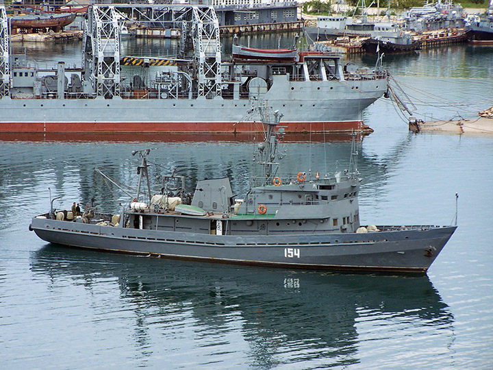 "ВМ-154" на фоне спасательного судна "Коммуна"