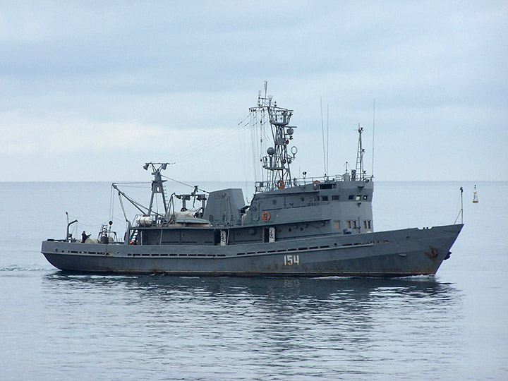 Водолазное морское судно "ВМ-154" в море