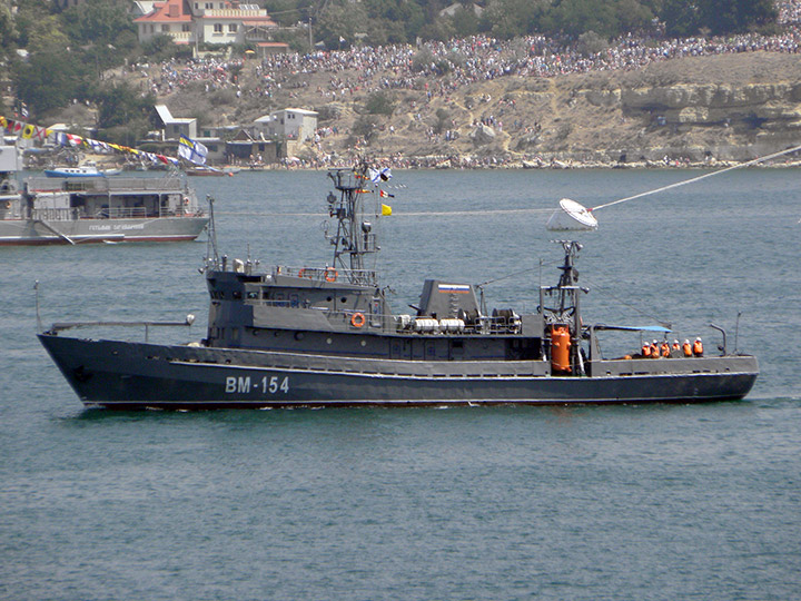 Водолазное морское судно "ВМ-154" в Севастополе