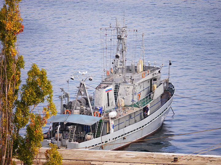 Водолазное морское судно "ВМ-154" у Угольного причала, Севастополь