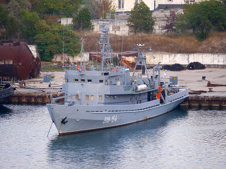 Водолазное морское судно "ВМ-154" у причала в б.Стрелецкая, Севастопол