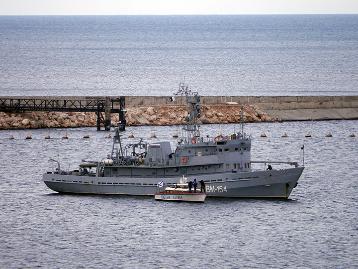 Водолазное морское судно "ВМ-154" в Севастополе