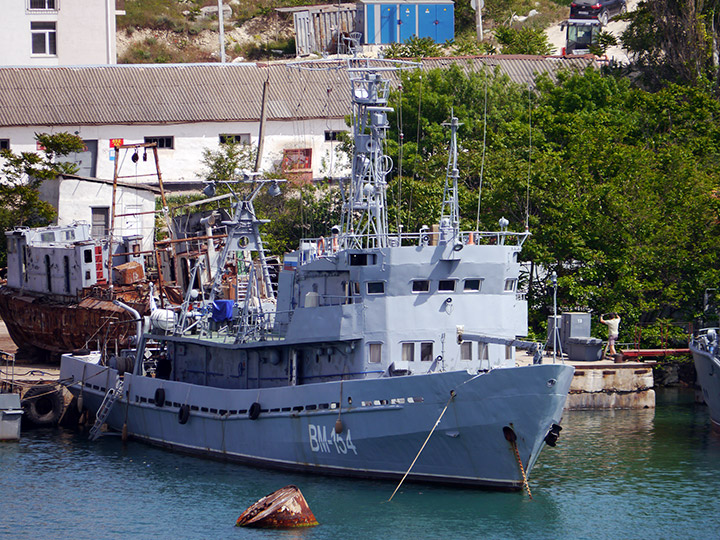 Водолазное морское судно "ВМ-154" у причала в Севастополе