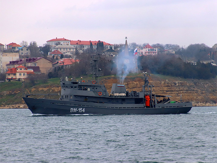 Водолазное морское судно "ВМ-154" ЧФ РФ на фоне Северной стороны Севастополя