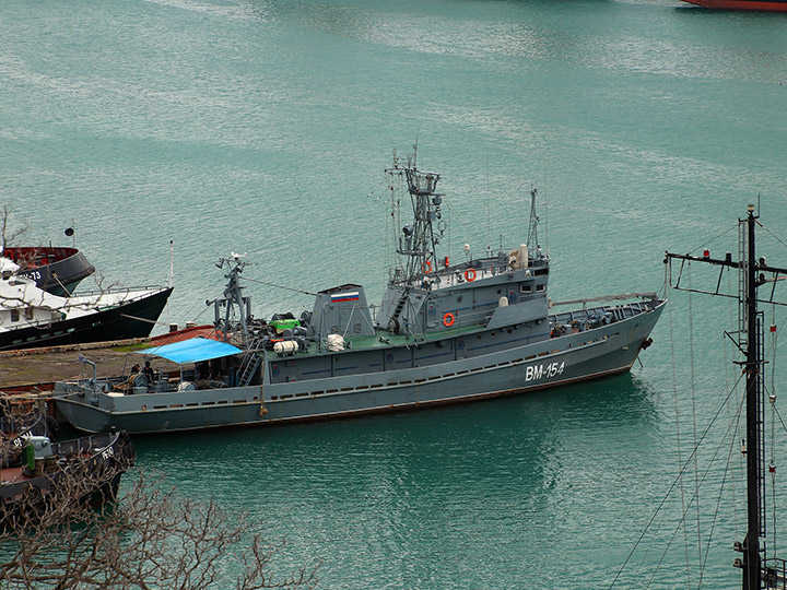 Водолазное морское судно ВМ-154 у причала в Южной бухте Севастополя